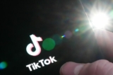 Trang khởi động TikTok được hiển thị trên một chiếc iPhone ở Ottawa hôm 27/02/2023. (Ảnh: Canada Press/Sean Kilpatrick)