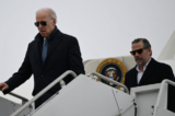 Tổng thống Joe Biden, cùng con trai Hunter Biden, đến Căn cứ Lực lượng Phòng không Quốc gia Hancock Field ở Syracuse, New York, hôm 04/02/2023. (Ảnh: Andrew Caballero-Reynolds/AFP qua Getty Images)
