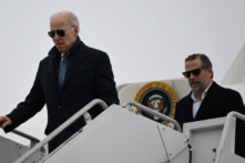 Tổng thống Joe Biden, cùng con trai Hunter Biden, đến Căn cứ Lực lượng Phòng không Quốc gia Hancock Field ở Syracuse, New York, hôm 04/02/2023. (Ảnh: Andrew Caballero-Reynolds/AFP qua Getty Images)