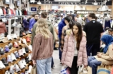 Một người phụ nữ cầm túi mua sắm giữa các khách hàng ghé thăm trung tâm mua sắm American Dream trong ngày Black Friday ở East Rutherford, New Jersey, hôm 25/11/2022. (Ảnh: Kena Betancur/Getty Images)