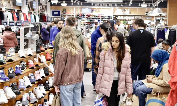 Một người phụ nữ cầm túi mua sắm giữa các khách hàng ghé thăm trung tâm mua sắm American Dream trong ngày Black Friday ở East Rutherford, New Jersey, hôm 25/11/2022. (Ảnh: Kena Betancur/Getty Images)