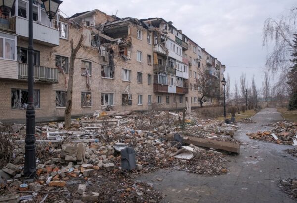 Quang cảnh chung cho thấy một tòa nhà bị hư hại do một cuộc tấn công của quân đội Nga ở thành phố tiền tuyến Bakhmut, thuộc vùng Donetsk của Ukraine, hôm 27/02/2023. (Ảnh: Alex Babenko/Reuters)