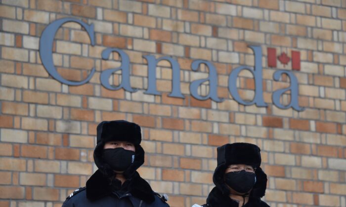 Các công an Trung Quốc đứng gác bên ngoài Đại sứ quán Canada ở Bắc Kinh vào ngày 10/12/2018. (Ảnh: Greg Baker/AFP qua Getty Images)