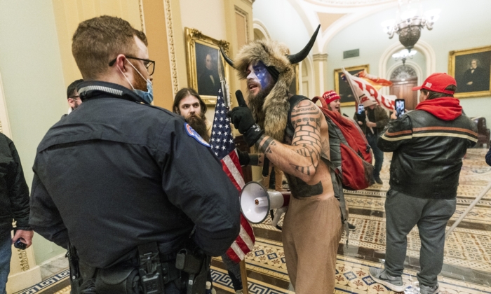 Ông Jacob Chansley, ở giữa, và những người biểu tình khác được nhìn thấy bên trong Tòa nhà Capitol Hoa Kỳ ở Hoa Thịnh Đốn vào ngày 06/01/2021. (Ảnh: Manuel Blace Ceneta/AP Photo)
