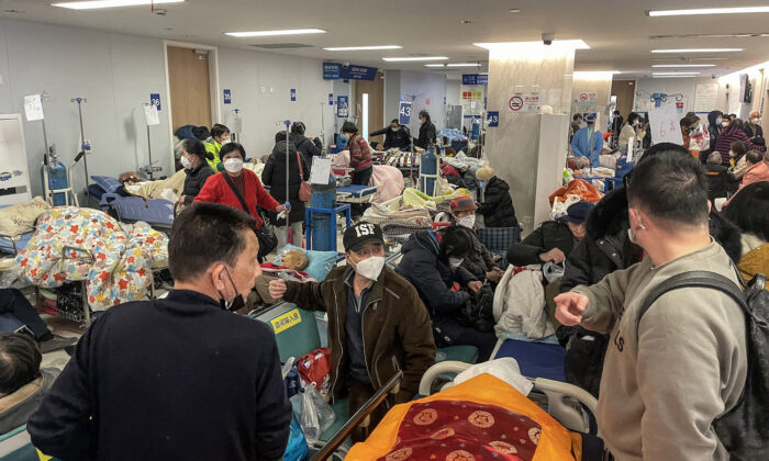 Bệnh nhân nằm trên băng ca tại bệnh viện Đồng Nhân ở Thượng Hải hôm 03/01/2023. (Ảnh: Hector Retamal/AFP qua Getty Images)