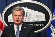 Giám đốc FBI Christopher Wray trình bày trong một cuộc họp báo công bố một hành động thực thi pháp luật về mã độc tống tiền quốc tế, tại Bộ Tư pháp ở Hoa Thịnh Đốn, vào ngày 26/01/2023. (Ảnh: Mandel Ngan/AFP qua Getty Images)