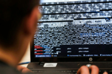 Một sinh viên kỹ thuật tham gia cuộc thi xâm nhập mạng ở gần Paris, vào ngày 16/03/2013. (Ảnh: AFP qua Getty Images/Thomas Samson)