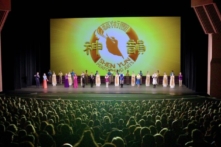 Đoàn Nghệ thuật Biểu diễn Shen Yun Kỷ Nguyên Mới chào khán giả trước khi hạ màn tại Trung tâm Nghệ thuật Segerstrom, ở Costa Mesa, hôm 02/03/2023. (Ảnh: NTD)