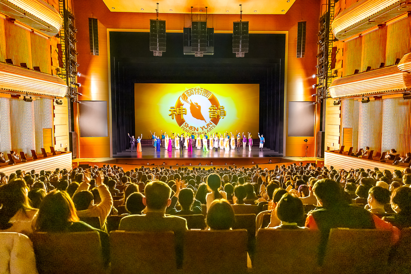 Phần hạ màn của Đoàn Nghệ thuật Biểu diễn Thế giới Shen Yun tại Nhà hát Quốc gia Nam Hàn ở Seoul, Nam Hàn, hôm 19/02/2023. (Ảnh: Kim Guk-hwan/The Epoch Times)