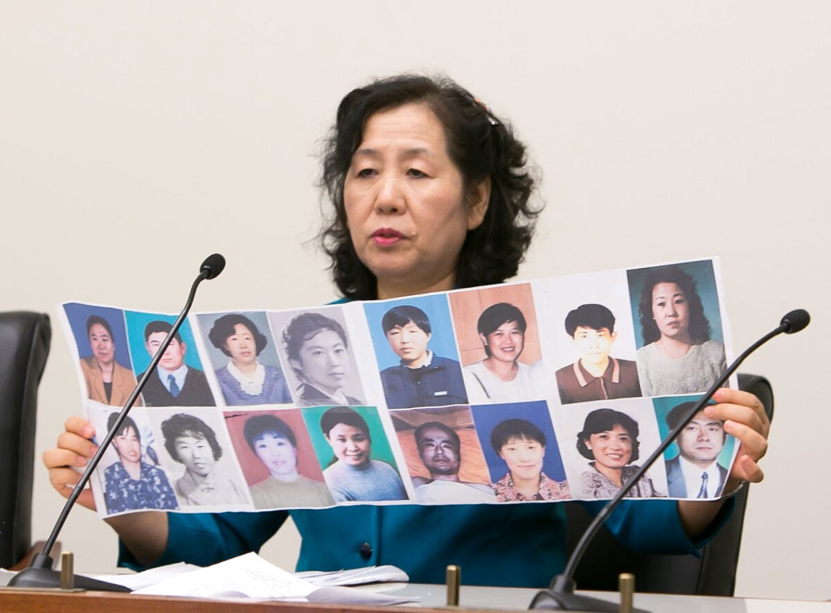 Bà Vương Xuân Ngạn, một người tị nạn Trung Quốc hiện đang sống ở Virginia, cho xem hình ảnh của 16 người bạn tu luyện Pháp Luân Công đã qua đời vì bị bức hại ở Trung Quốc của bà tại một diễn đàn ở Tòa nhà Quốc hội Rayburn ở Hoa Thịnh Đốn vào ngày 26/05/2016. (Ảnh: Lisa Fan/The Epoch Times)