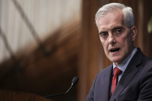 Bộ trưởng Bộ Cựu chiến binh Denis McDonough diễn thuyết tại Hoa Thịnh Đốn vào ngày 09/11/2021. (Ảnh: Anna Moneymaker/Getty Images)