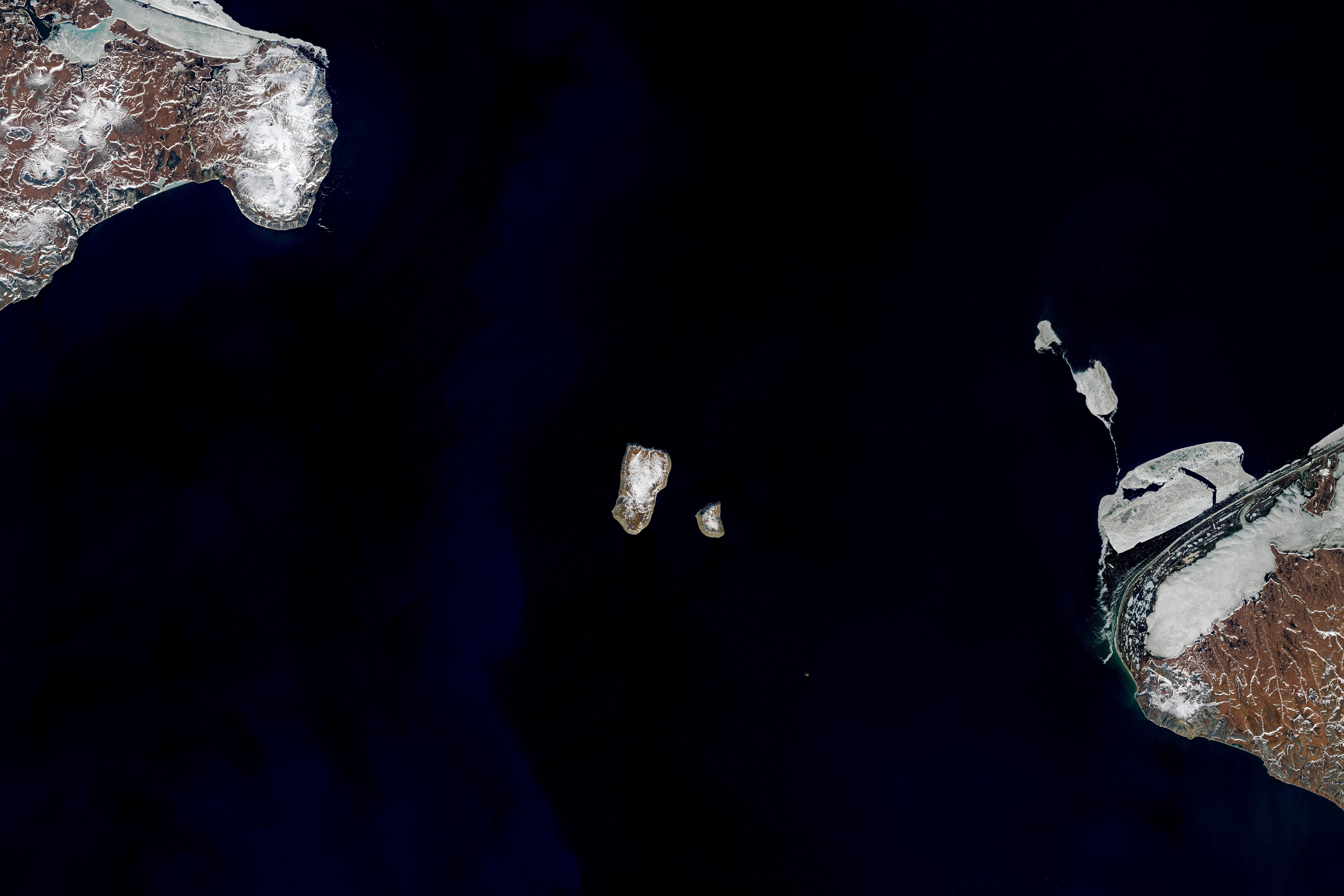 Đảo Ngày Mai (Diomede Lớn) và Đảo Hôm Qua (Diomede Nhỏ) nằm trên Biển Bering. (Ảnh: Joshua Stevens/NASA)