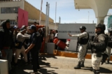 Những người nhập cư bất hợp pháp, chủ yếu là người gốc Venezuela, cố vượt biên sang Hoa Kỳ tại Cầu Quốc tế Paso del Norte ở Ciudad Juarez, Chihuahua, Mexico, hôm 12/03/2023. (Ảnh: Herika Martinez/AFP qua Getty Images)
