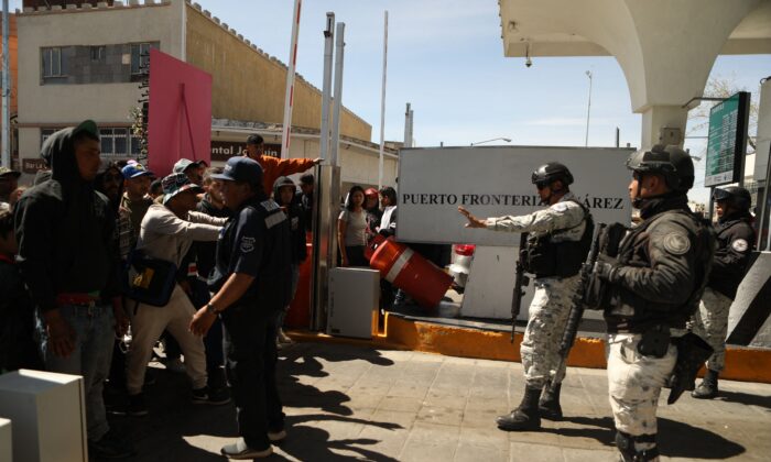 Hàng trăm người nhập cư bất hợp pháp cố xông qua biên giới tại cảng nhập cảnh Texas