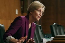Thượng nghị sĩ Elizabeth Warren (Dân Chủ-Massachuset), thành viên Ủy ban Ngân hàng, Nhà ở, và Đô thị Thượng viện. (Ảnh: Chip Somodevilla/Getty Images)