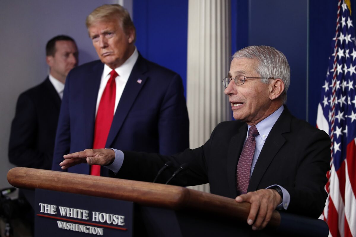 Tổng thống đương thời Donald Trump lắng nghe Tiến sĩ Anthony Fauci, giám đốc Viện Dị ứng và Bệnh truyền nhiễm Quốc gia, trình bày về virus Trung Cộng trong Phòng họp báo James Brady của Tòa Bạch Ốc ở Hoa Thịnh Đốn vào ngày 22/04/2020. (Ảnh: Alex Brandon /Ảnh AP)