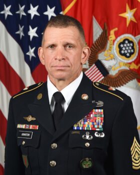 Thượng sĩ Bộ Tư lệnh Lục quân Hoa Kỳ Michael A. Grinston, Thượng sĩ thứ 16 của Lục quân, trong bức ảnh chân dung chính thức của ông tại studio chân dung Lục quân ở Ngũ Giác Đài, Arlington, Virginia, ngày 12/08/2019. (Ảnh: Ảnh của Lục quân Hoa Kỳ chụp bởi William Pratt)