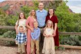 Một bức ảnh không đề ngày tháng của ông Michael Haight và vợ ông, bà Tausha, cùng năm người con của họ. Ông Michael bị buộc tội sát hại cả gia đình và sau đó tự sát tại ngôi nhà của họ ở tiểu bang Utah, hôm 04/01/2023. (Ảnh: Đăng dưới sự cho phép của gia đình bà Tausha Haight)