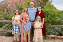 Một bức ảnh không đề ngày tháng của ông Michael Haight và vợ ông, bà Tausha, cùng năm người con của họ. Ông Michael bị buộc tội sát hại cả gia đình và sau đó tự sát tại ngôi nhà của họ ở tiểu bang Utah, hôm 04/01/2023. (Ảnh: Đăng dưới sự cho phép của gia đình bà Tausha Haight)