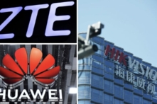 Trên cùng bên trái: Một bảng hiệu ZTE. (Ảnh: David Ramos/Getty Images) Dưới cùng bên trái: Một bảng hiệu Huawei. (Ảnh: Pau Barrena/AFP qua Getty Images) Bên phải: Biển hiệu Hikvision. (Ảnh: STR/AFP qua Getty Images)