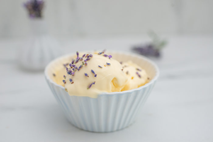 Hoa oải hương xắt nhỏ và rắc lên kem vani. (Ảnh: Shutterstock)