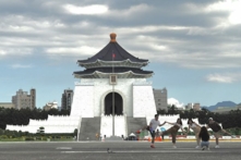 Khách du lịch chụp ảnh trước Đài tưởng niệm Tưởng Giới Thạch ở Đài Bắc vào ngày 06/08/2022. (Ảnh: Sam Yeh / AFP)