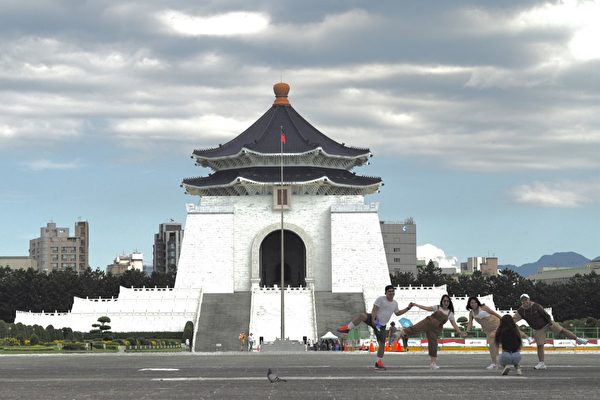 Khách du lịch chụp ảnh trước Đài tưởng niệm Tưởng Giới Thạch ở Đài Bắc vào ngày 06/08/2022. (Ảnh: Sam Yeh / AFP)