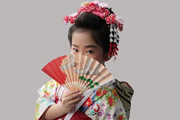Khi một bé gái Nhật Bản lên 7 tuổi, nghi lễ mặc Kimono giống như người lớn sẽ được tổ chức, thông qua nghi lễ này, người ta công nhận rằng đứa trẻ đã trưởng thành và có khả năng hành động độc lập. (Ảnh: Shutterstock)