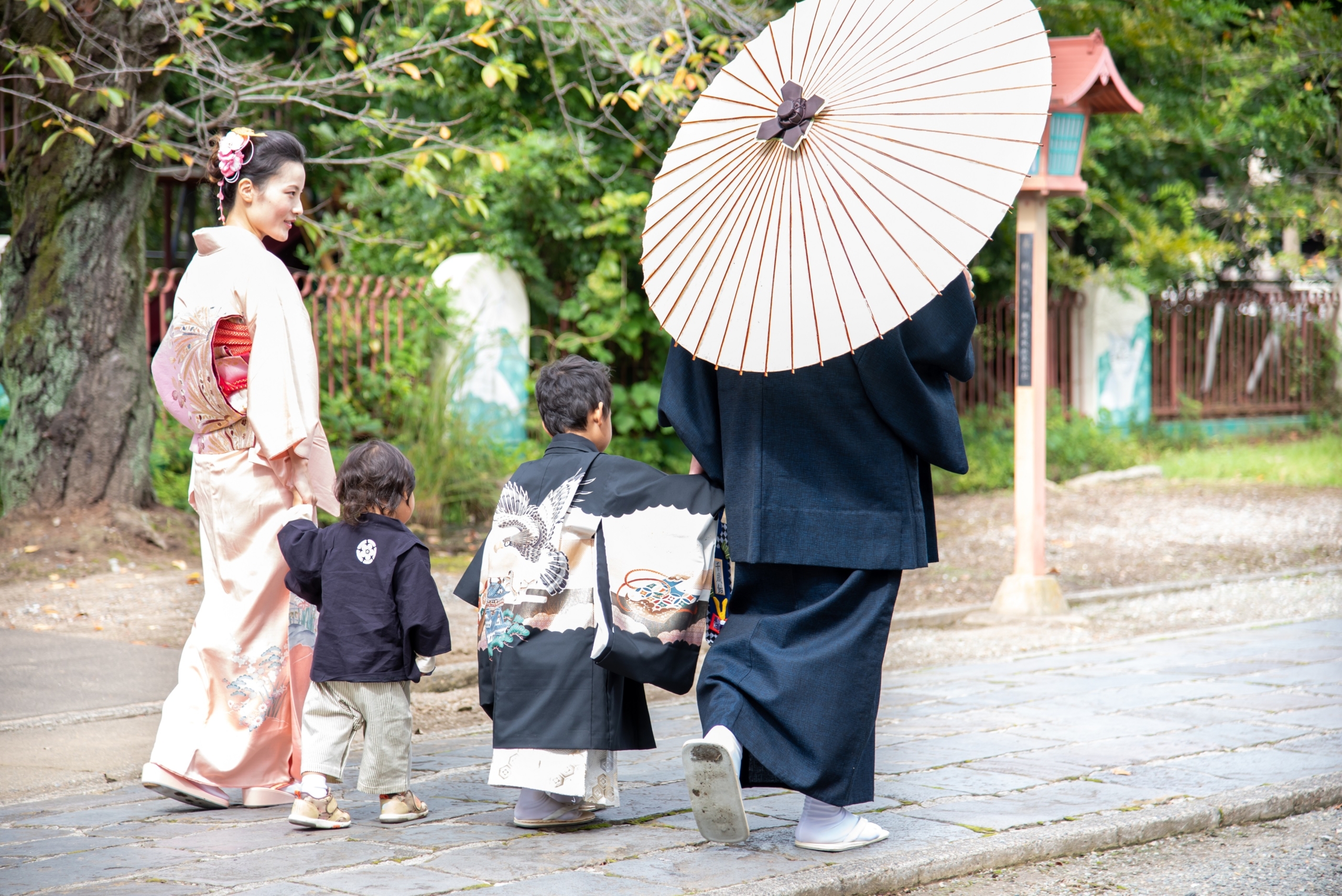 Sau khi Nhật Bản bước sang tháng 11, quý vị sẽ thấy rất nhiều bậc cha mẹ đưa con cái mình trong trang phục kimono đến thăm đền thờ và thực hiện nghi lễ “Shichi-Go-San”. (Ảnh: Shutterstock)