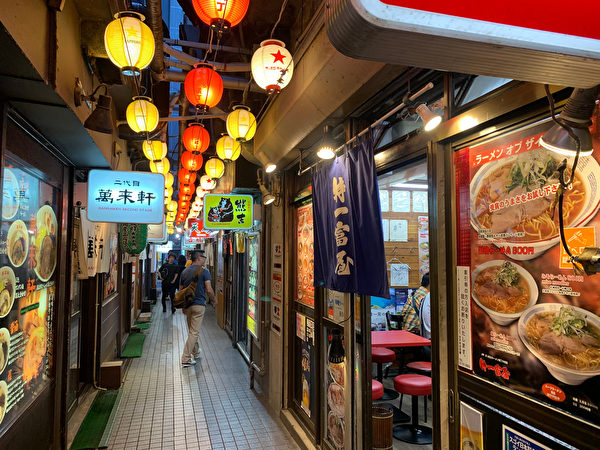 Các cửa hàng mì ramen xếp hàng dài trên đường phố Nhật Bản. (Ảnh: Shutterstock)