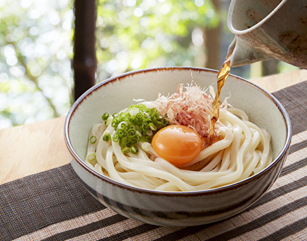 Mì Sanuki Udon với nước dùng dashi. (Ảnh: Shutterstock)