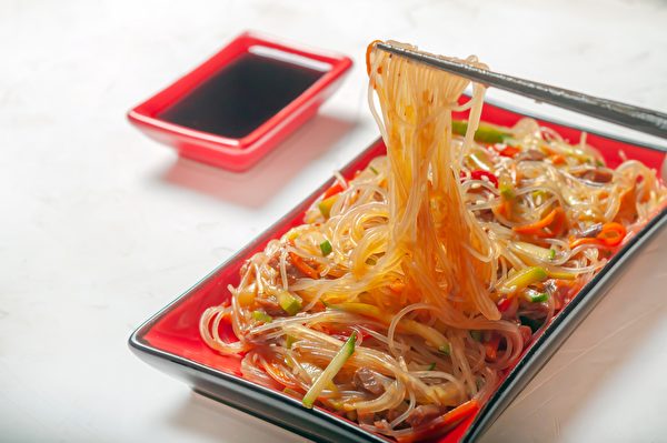 Có rất nhiều cách để ăn miến ở Nhật, chẳng hạn có thể ăn nguội, xào, cũng như súp nóng và lẩu. (Ảnh: Shutterstock)