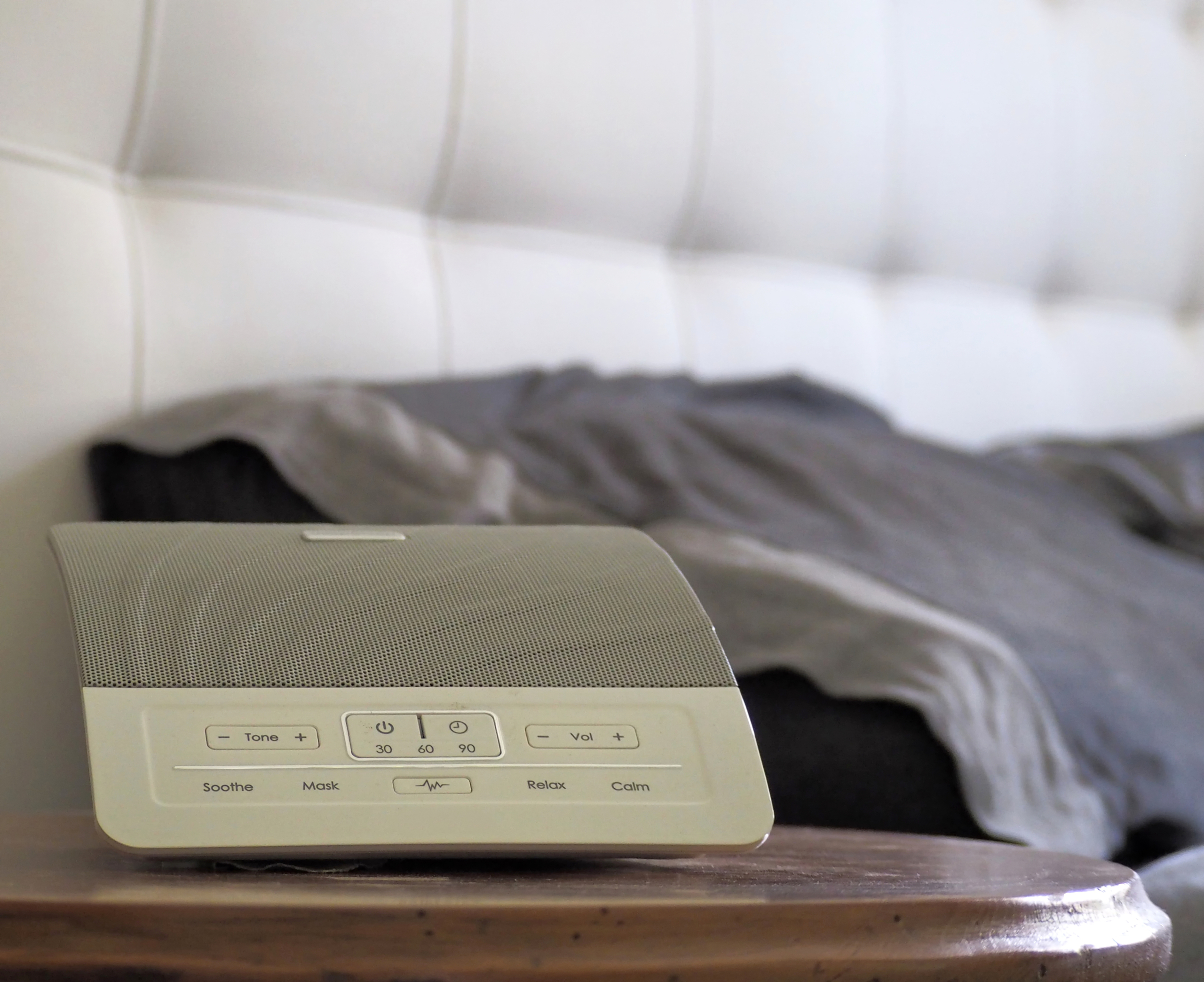 Máy hỗ trợ giấc ngủ loại bỏ tiếng ồn có thể giúp bạn ngủ ngon. (Ảnh: Shutterstock)