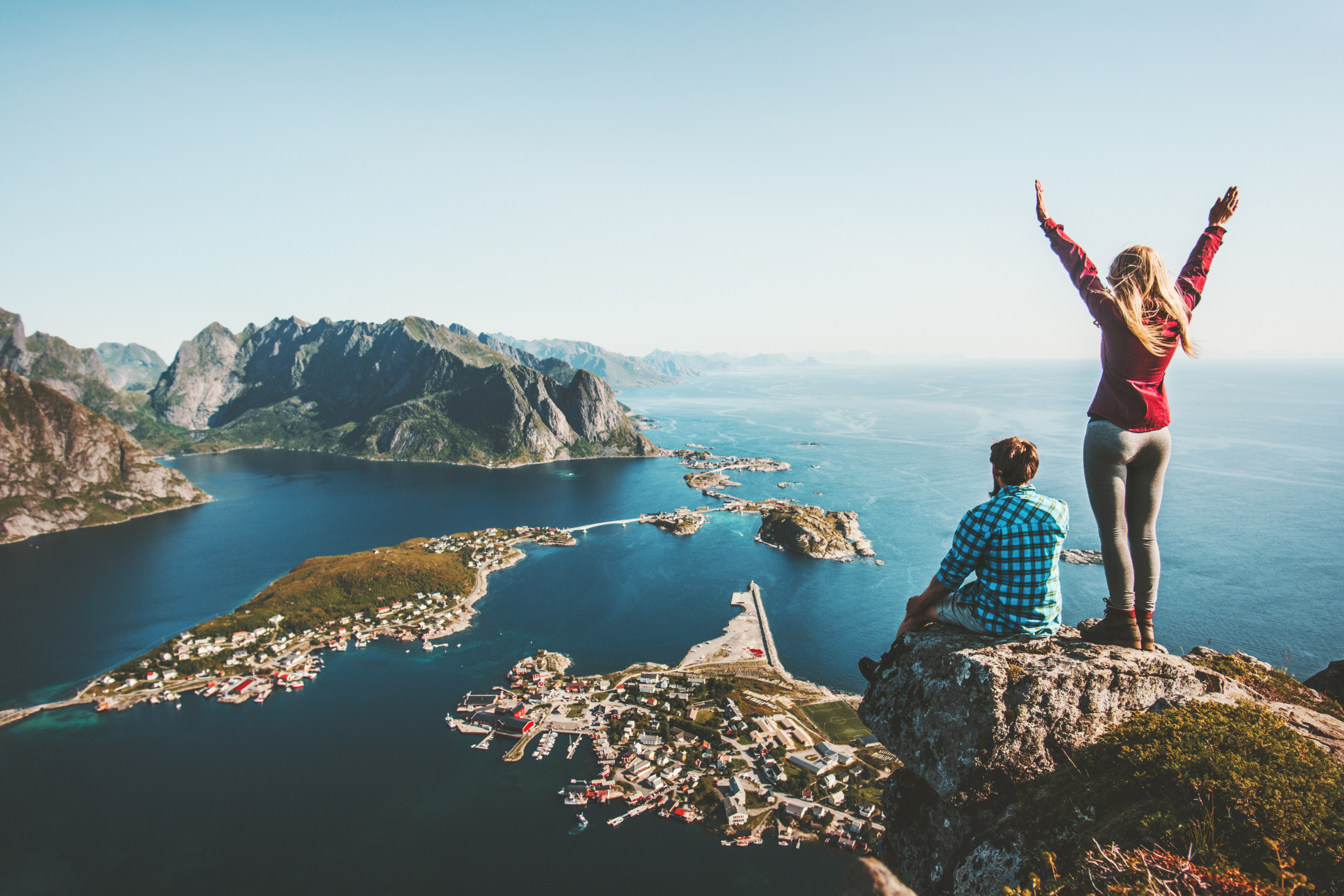Một cặp đôi cùng nhau du ngoạn danh lam thắng cảnh ở Na Uy. (Ảnh: Shutterstock)