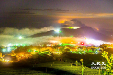 Đỉnh núi Thạch Trạo ở A Lý Sơn, Đài Loan, được bao phủ bởi biển mây xen lẫn ánh sáng lấp lánh. (Ảnh: Vương Gia Ích/Epoch Times)