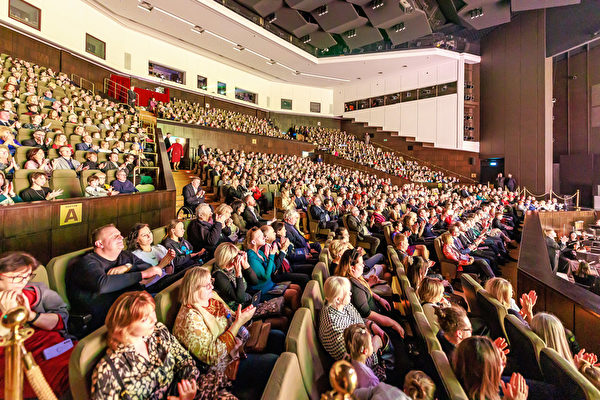 Đoàn Nghệ thuật Biểu diễn Shen Yun Toàn cầu biểu diễn tại Nhà hát Opera Nova ở thành phố Bydgoszcz, Ba Lan chiều hôm 28/02/2023. (Ảnh: Zhang Qingyan/The Epoch Times)