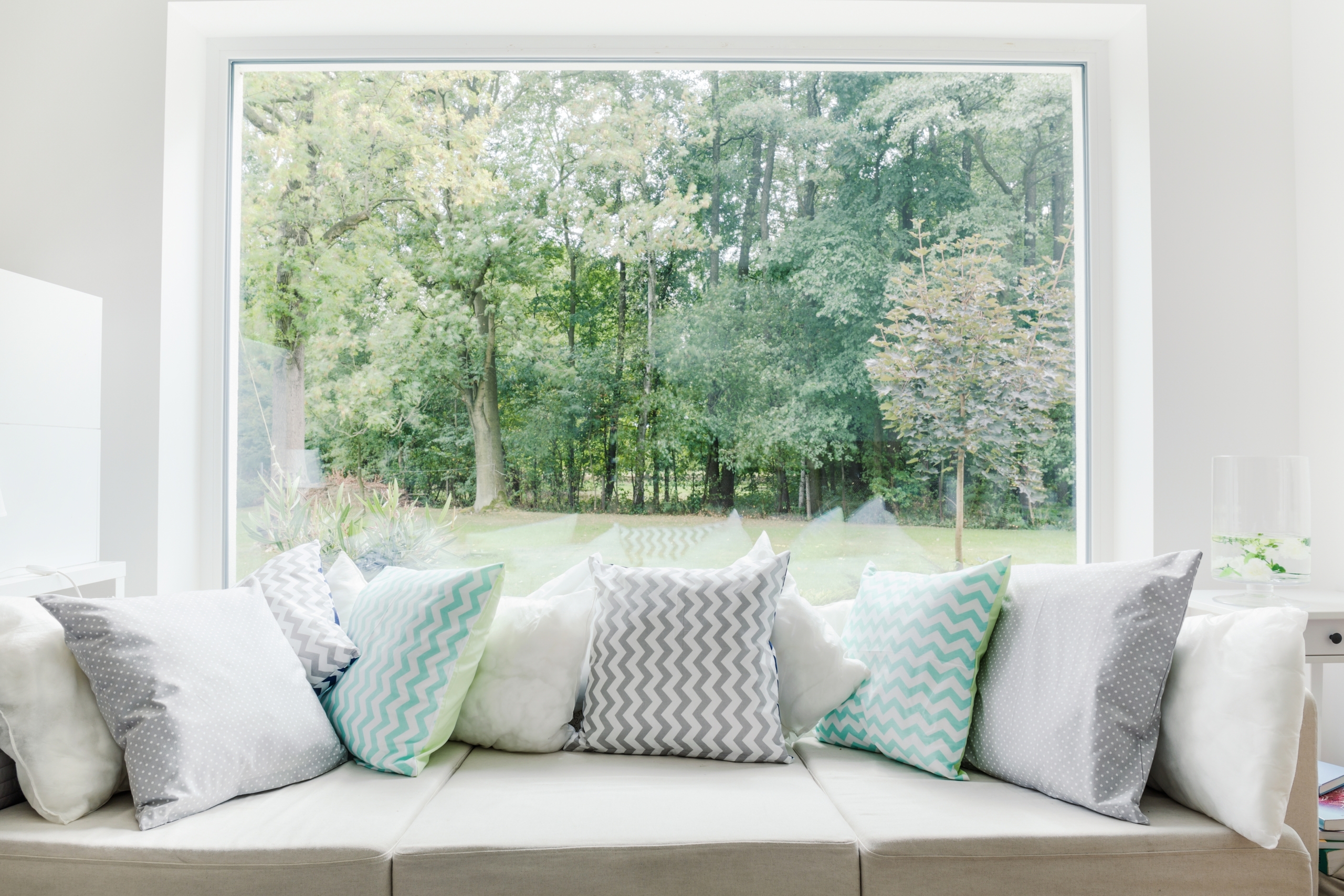 Tạo góc đọc sách thư giãn bên cửa sổ đầy ánh sáng rực rỡ. (Ảnh: Shutterstock)