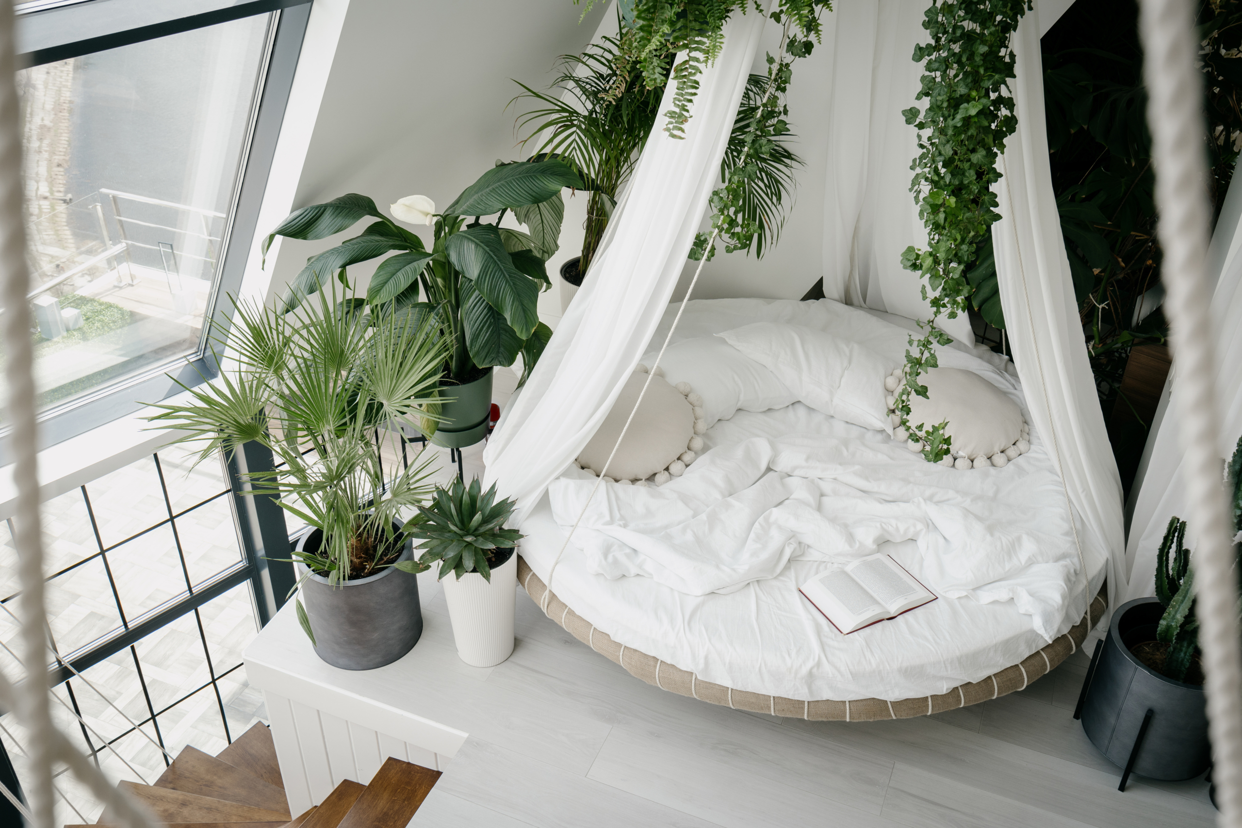 Sử dụng góc gác lửng để đặt một chiếc giường đung đưa, tạo cảm giác như đang nghỉ dưỡng. (Ảnh: Shutterstock)