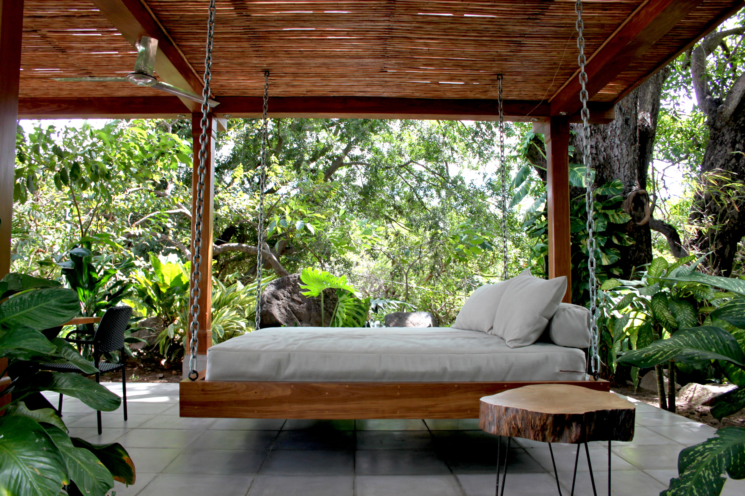 Những chiếc giường treo lớn trong vườn cũng là nơi lý tưởng để khách tạm thời nghỉ ngơi. (Ảnh: Shutterstock)