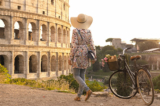 Một số chuyên gia đã giải thích ý nghĩa và lợi ích của việc "du lịch chậm". Trong ảnh là một phụ nữ đi du lịch đến Rome, Ý. (Ảnh: Shutterstock)