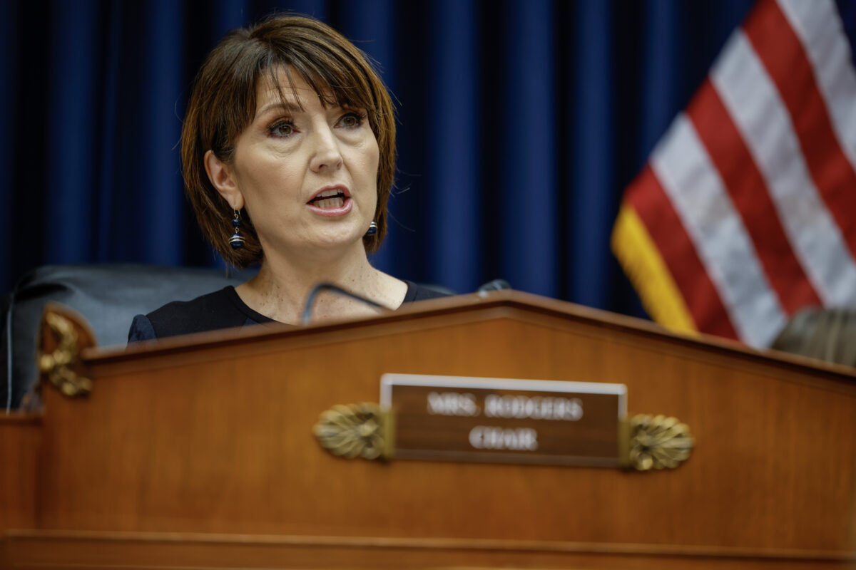 Dân biểu Cathy McMorris Rodgers (Cộng Hòa-Washington), Chủ tịch Ủy ban Thương mại và Năng lượng Hạ viện trình bày trong phiên điều trần với Giám đốc điều hành TikTok Chu Thọ Tư (Shou Zi Chew) trước Ủy ban Thương mại và Năng lượng Hạ viện tại Tòa nhà Văn phòng Hạ viện Rayburn tại Capitol Hill hôm 23/03/2023. (Ảnh: Chip Somodevilla/Getty Images)