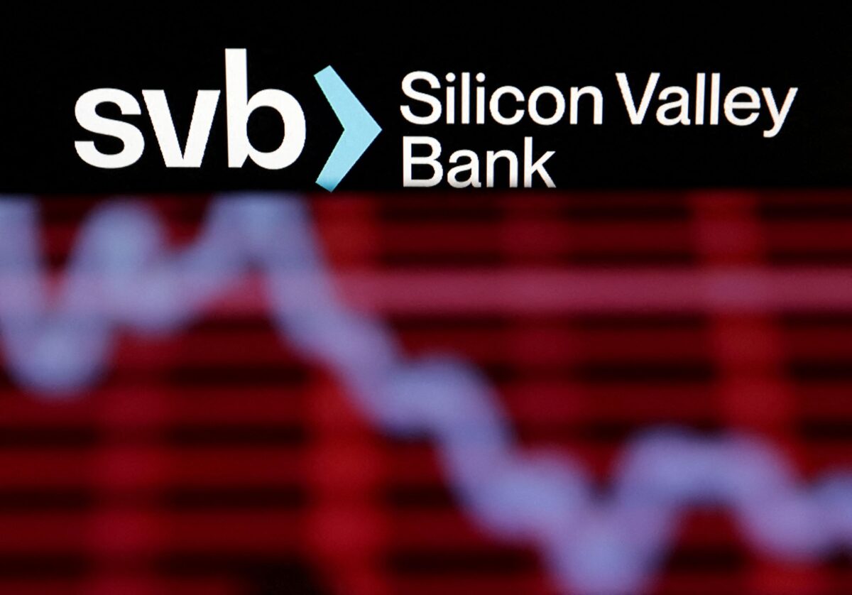 Logo của SVB và biểu đồ chứng khoán giảm dần được nhìn thấy trong hình minh họa này được chụp hôm 19/03/2023. (Ảnh: Dado Ruvic/Illustration/Reuters)