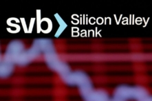 Logo SVB (ngân hàng Silicon Valley Bank) và biểu đồ chứng khoán giảm dần trong hình minh họa này được chụp hôm 19/03/2023. (Ảnh: Dado Ruvic/Reuters)