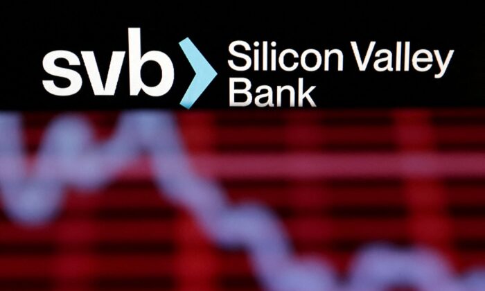 Logo SVB (ngân hàng Silicon Valley Bank) và biểu đồ chứng khoán giảm dần trong hình minh họa này được chụp hôm 19/03/2023. (Ảnh: Dado Ruvic/Reuters)