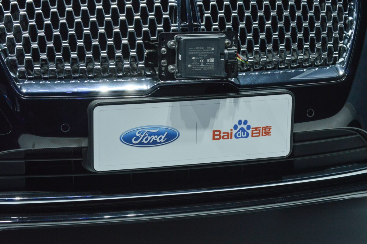 Logo của Ford và Baidu trên biển số xe Ford trong một cuộc họp báo trước Triển lãm Xe hơi Thượng Hải vào ngày 03/04/2019. (Ảnh: Kelly Wang/AFP qua Getty Images)