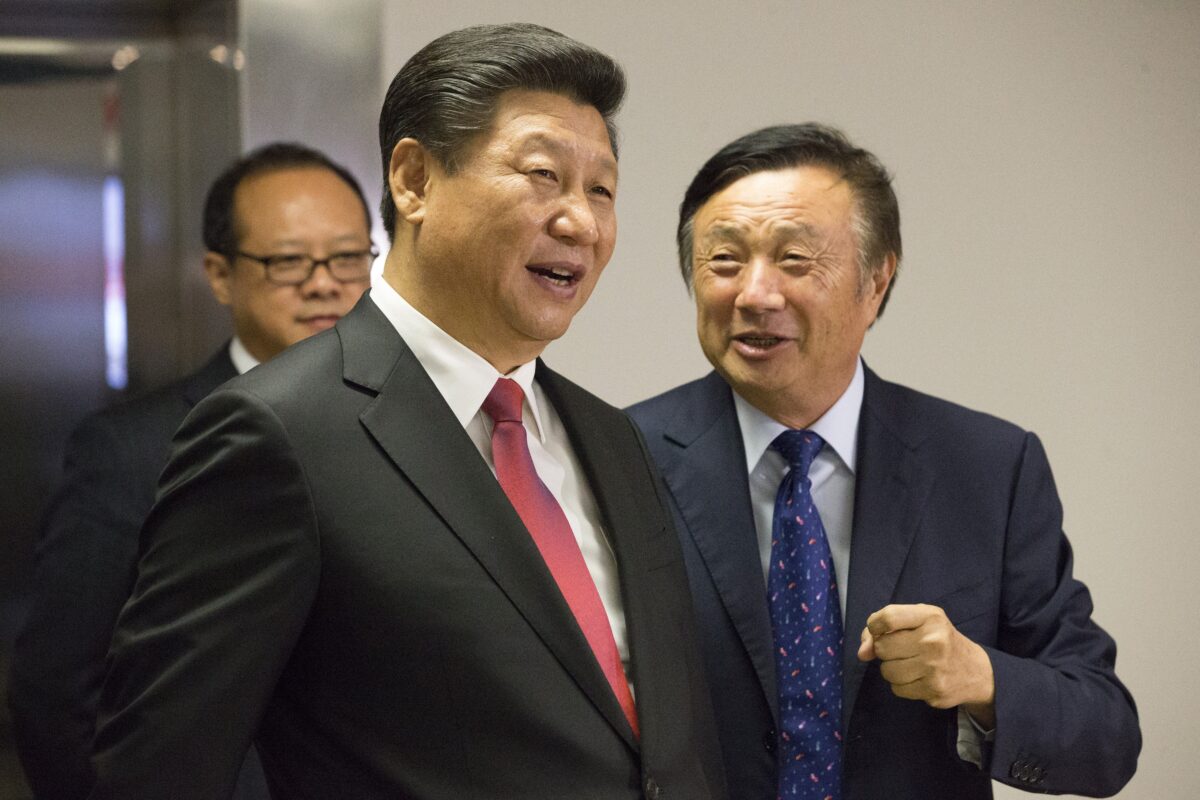 Chủ tịch Trung Quốc Tập Cận Bình (Trái) được Chủ tịch Nhậm Chính Phi (Ren Zhengfei) dẫn đi thăm văn phòng của công ty công nghệ Trung Quốc Huawei tại London, trong chuyến thăm cấp nhà nước của ông vào ngày 21/10/2015. (Ảnh: Matthew Lloyd/AFP qua Getty Images)
