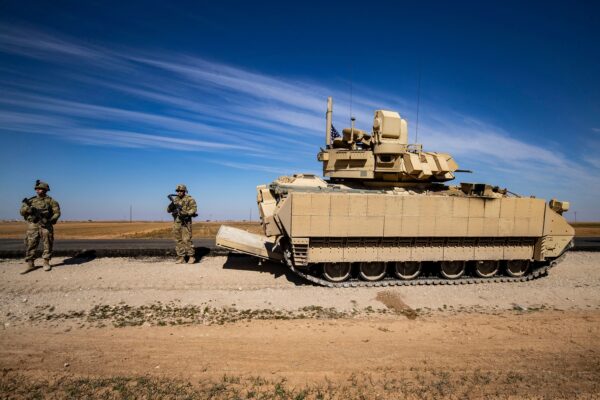 Một thiết giáp xa chở quân, một phần của đoàn xe quân sự Hoa Kỳ, tuần tra ở vùng nông thôn tỉnh Hasakeh của Syria gần biên giới Thổ Nhĩ Kỳ hôm 18/02/2023. (Ảnh: Delil Souleiman/AFP qua Getty Images)