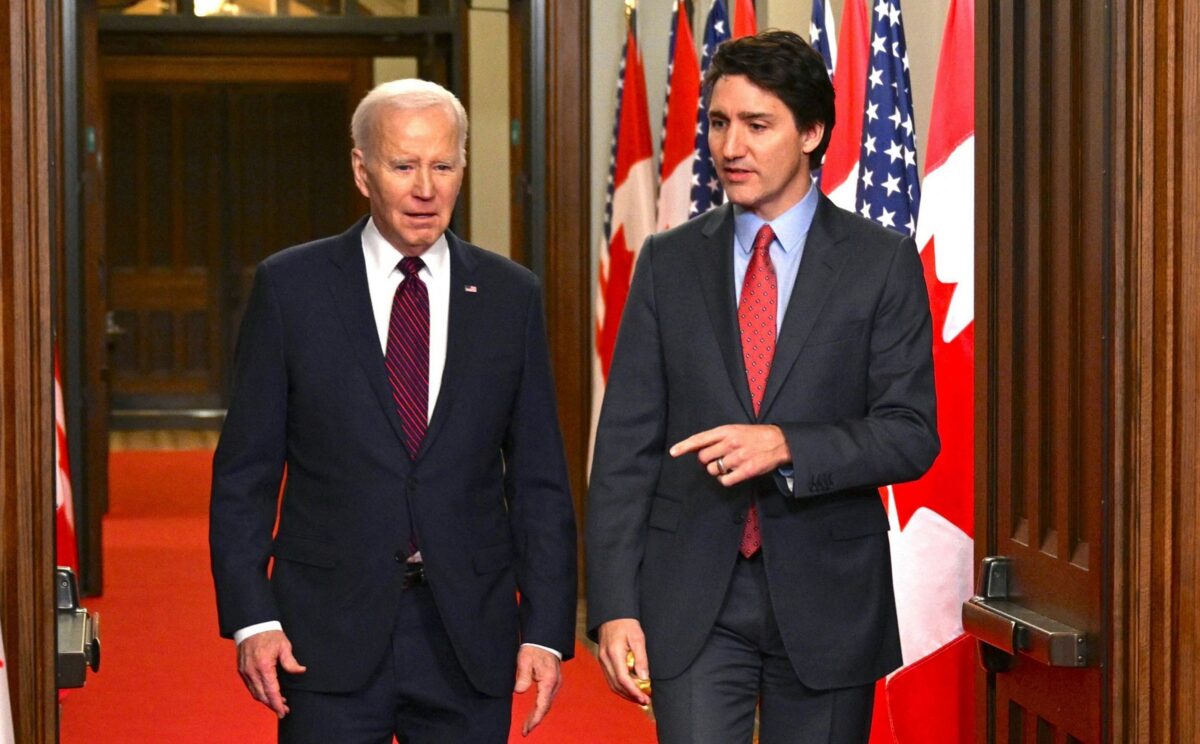 Thủ tướng Canada Justin Trudeau (Phải) đi dạo cùng Tổng thống Hoa Kỳ Joe Biden sau khi chào đón ông tại Đồi Quốc hội ở Ottawa, Canada, hôm 24/03/2023. (Ảnh: Mandel Ngan/AFP qua Getty Images)