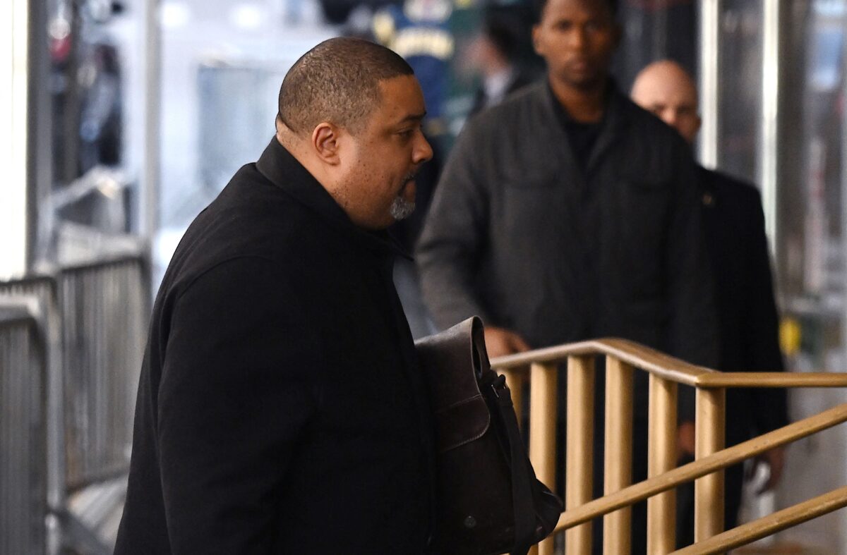 Ông Alvin Bragg đến văn phòng Biện lý Quận Manhattan ở thành phố New York, hôm 23/03/2023. (Ảnh: Andrew Caballero-Reynolds/AFP qua Getty Images)