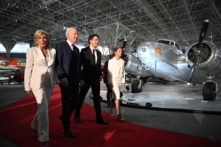 Tổng thống Hoa Kỳ Joe Biden, Đệ nhất Phu nhân Jill Biden, Thủ tướng Canada Justin Trudeau và Phu nhân Sophie Gregoire Trudeau đến dự một buổi dạ tiệc tại Bảo tàng Hàng không và Vũ trụ Canada ở Ottawa hôm 24/03/2023. (Ảnh: Mandel Ngan/AFP qua Getty Images)